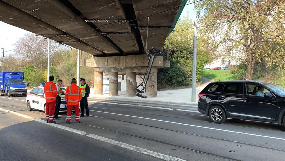 Stržená trolej v Zenklově ulici - 2