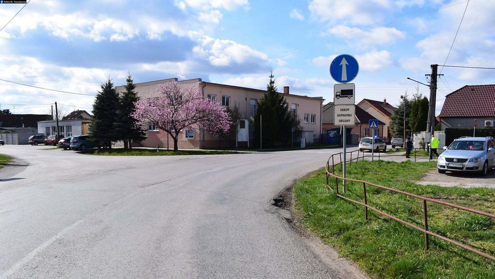 Dvouletá holčička vypadla za jízdy z auta - 6