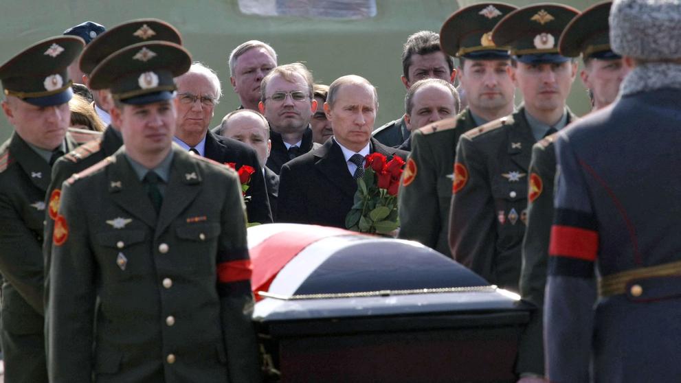 Vladimir Putin vedle rakve polského prezidenta Lecha Kaczyńského, 10. 4. 2010