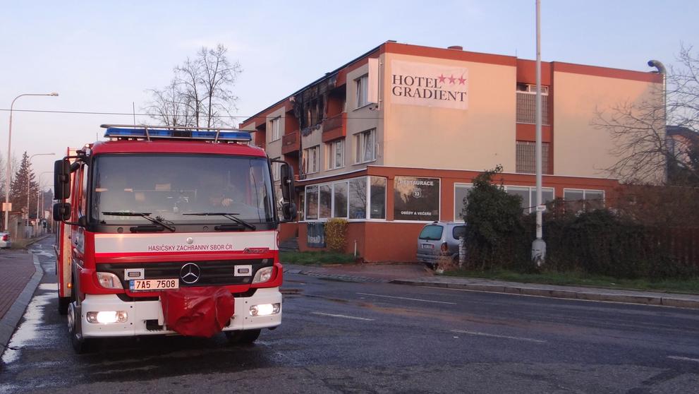 Z hořícího hotelu v pražském Braníku hasiči evakuovali 24 lidí, dva jsou zranění