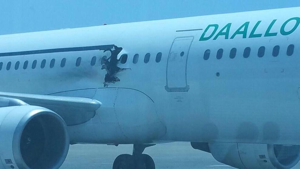 Letadlo somálských aerolinií Daallo, přistálo pět minut po vzlétnutí z letiště s dírou v boku - 2