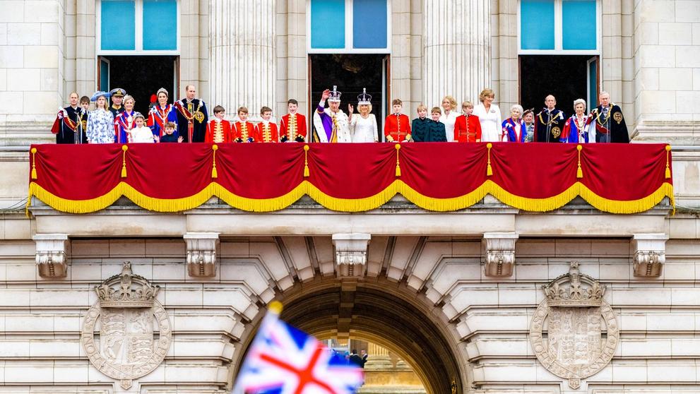 Královská rodina na balkoně Buckinghamského paláce