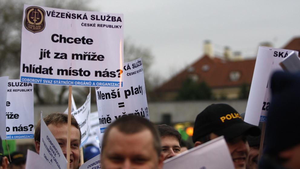 transparenty protestujících