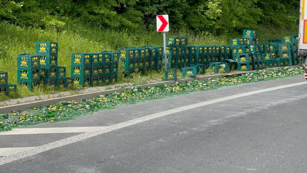 Rozbité láhve od piva na okraji Prahy - 11