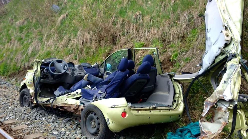 Vlak smetl na přejezdu auto - 3