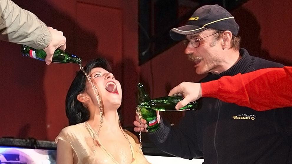 Filmový generál Pavel Nový udělal z modelky po vzoru filmové scény madam "mokré šaty".