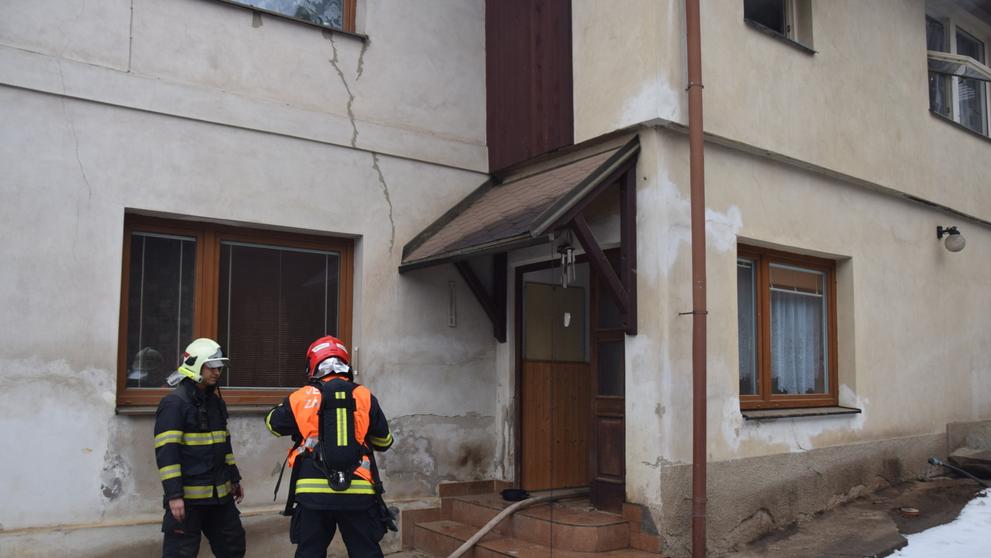 Hasiči při požáru domu v Novém Kníně zachránili ženu se třemi dětmi - 1