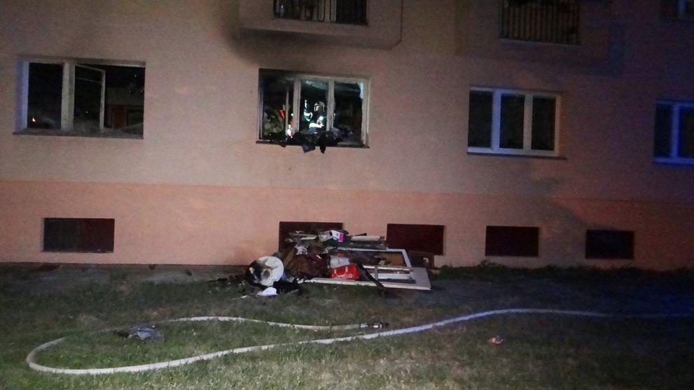 Problémový nájemník vyskočil před ohněm z okna, sestru zachránili až hasiči