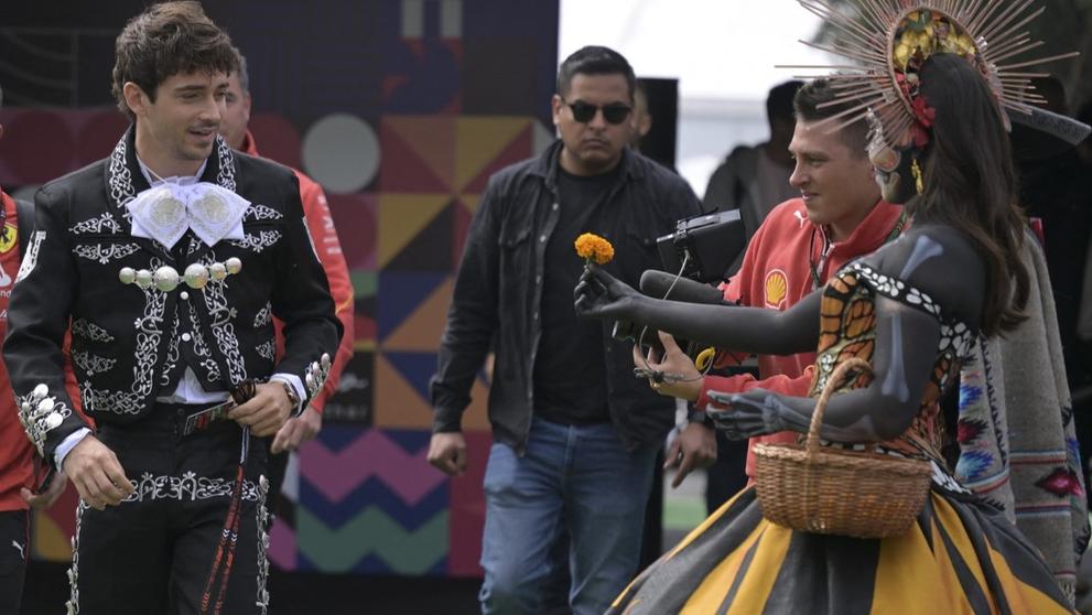 Charles Leclerc v kostýmu mariachi, připomínající mexického hudebníka