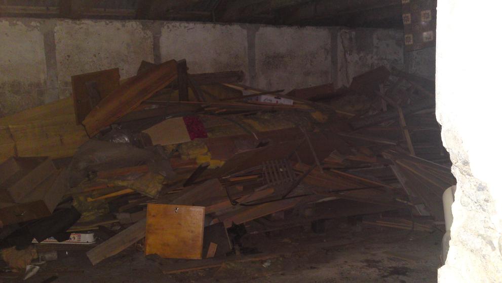 Z polorozpadlého statku si postavil hernu - 15