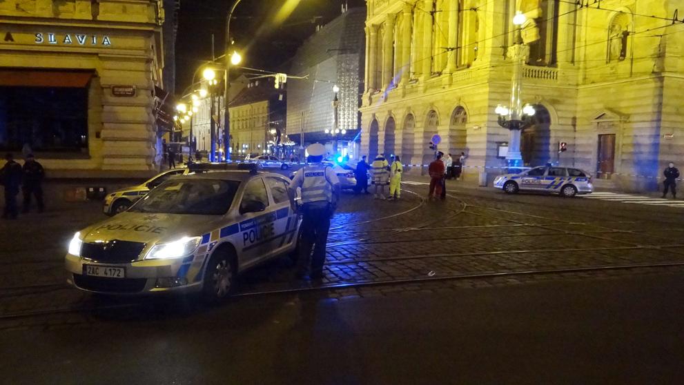 Nebožačka zpod tramvaje vypadla u Národního divadla