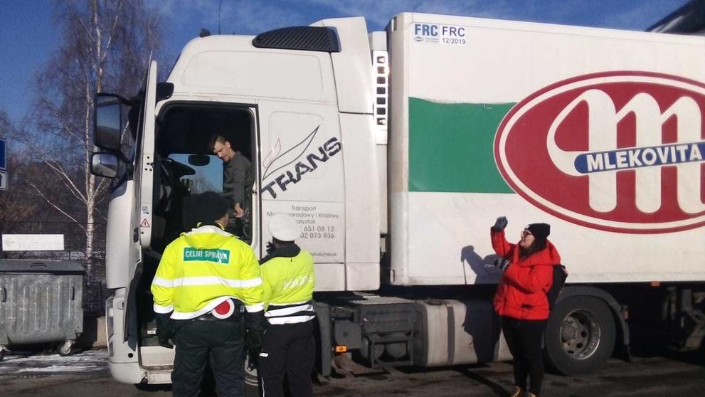 Kontrola kamionů s masem na přechodu v Bělovsi u Náchoda - 1