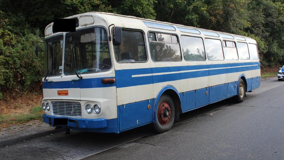 Stařičký autobus převážel celé auto