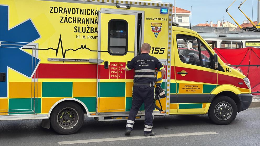 Nehoda na zastávce Hradčanská v Praze