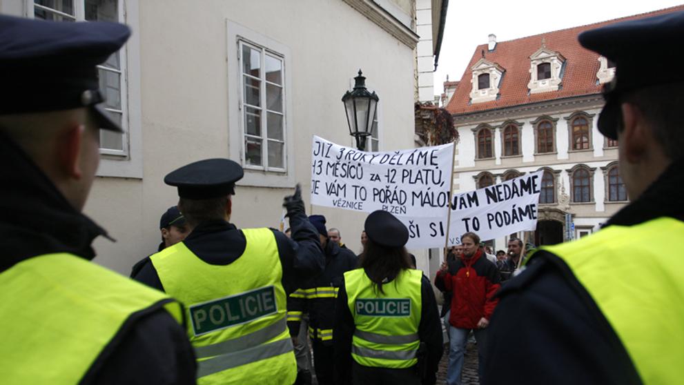 policie hlídá protestující