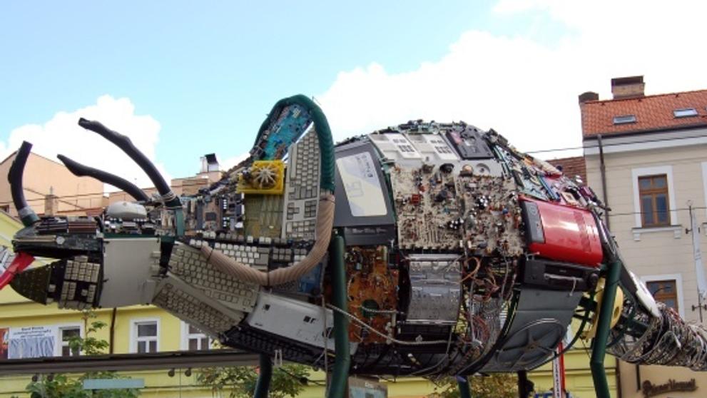 Sochy dinosaurů z elektrošotu si můžete prohlédnout na Andělu.