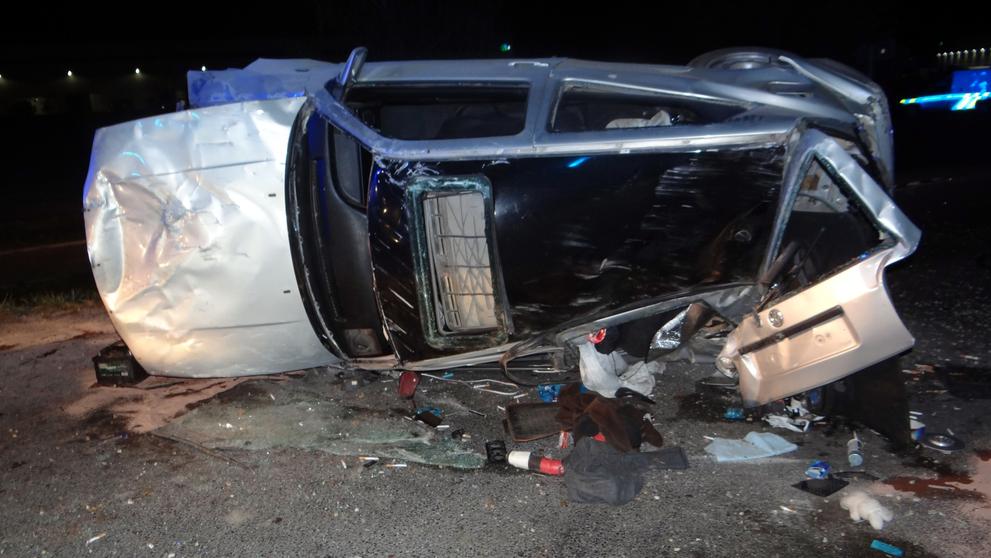 Auto přelétlo desítky metrů přes kruhový objezd a po dopadu začalo hořet