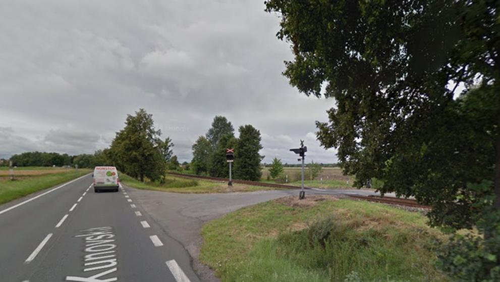 Nebezpečné přejezdy: P 7955, Kunovice - Veselí nad Moravou, Zlínský kraj - přejezd bez závor, řešení: se závorami. DŮVOD: Krátký přejezd v minulosti smrtelná nehoda, navíc v bezprostřední blízkosti hlavní silnice, při odbočení hrozí náraz s jiným vozidlem