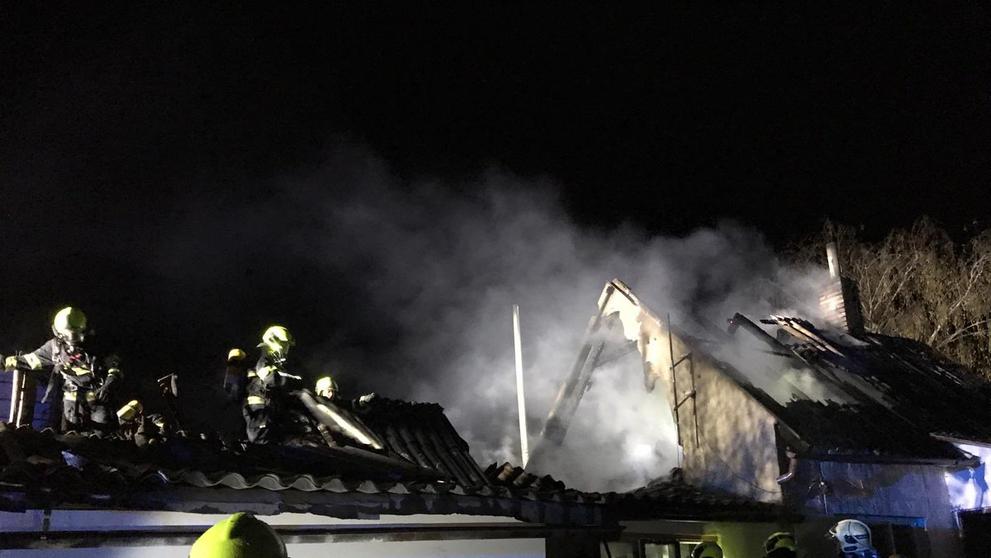 Hasiči museli rozebrat velkou část ohořelé střechy