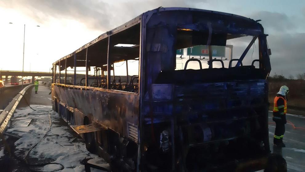 U Prahy shořel příměstský autobus - 2
