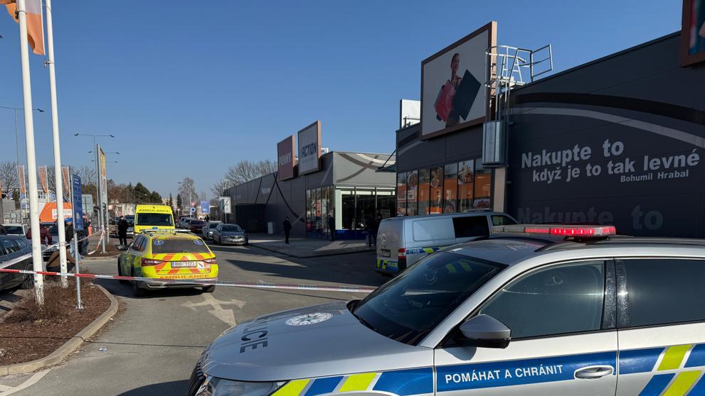  Muž útočil nožem v obchodě v Hradci Králové. Dva zranění lidé zemřeli (2)