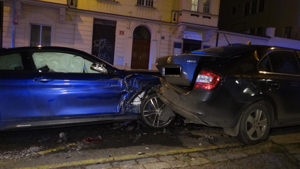 Náraz byl tak silný, že posunul a poničil čtyři auta zaparkovaná v řadě za sebou