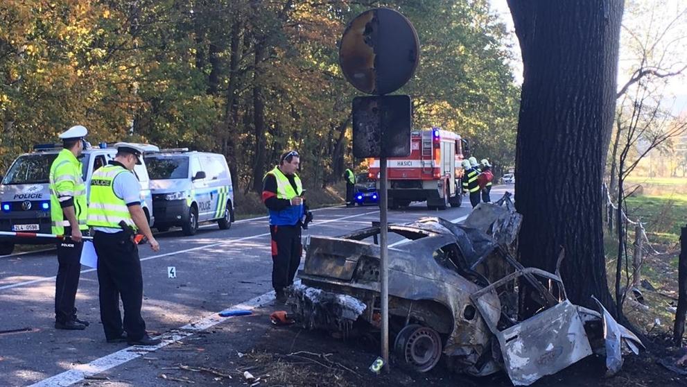 Auto po nárazu do stromu u Liberce shořelo, řidič zemřel - 4