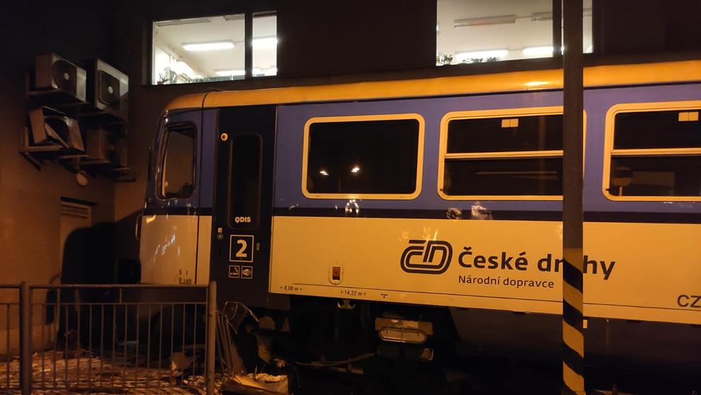 Vykolejený vlak Českých drah v Českém Těšíně
