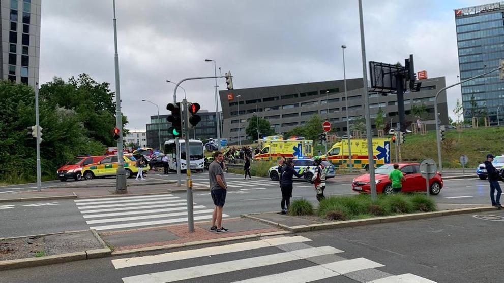 Ujíždějící auto v Praze způsobilo vážnou nehodu - 4