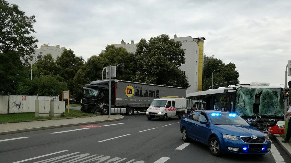 Srážka autobusu a kamionu v Praze - 1