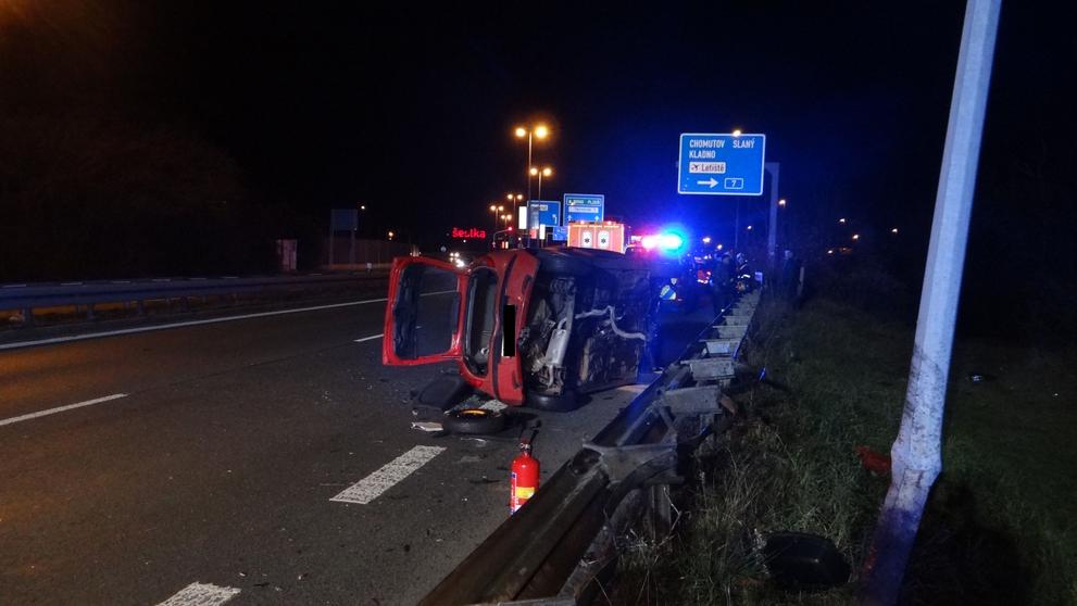 Žena najela na svodidla a skončila s autem na boku. Měla dvě a půl promile