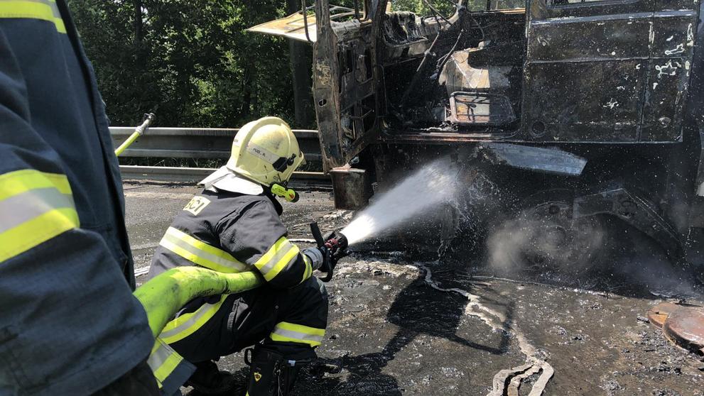 Nákladní vůz po srážce s motorkou shořel - 1