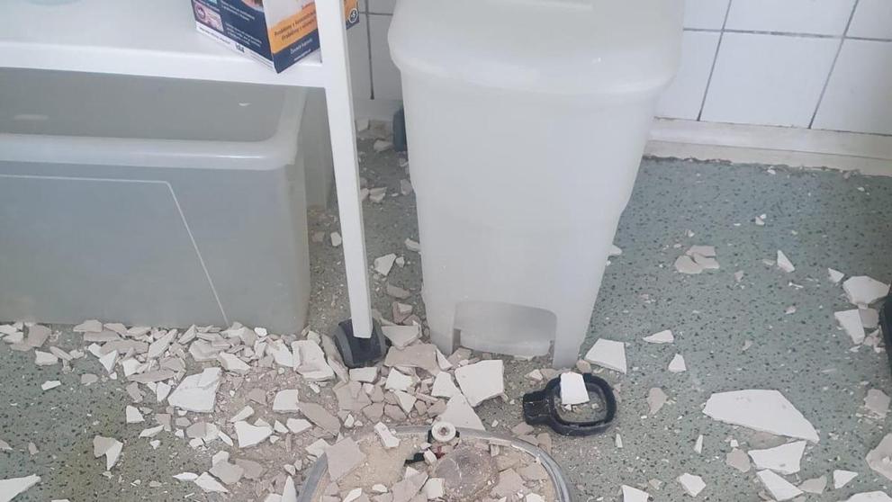 Na poliklinice spadl ze stropu velký kus omítky (2)