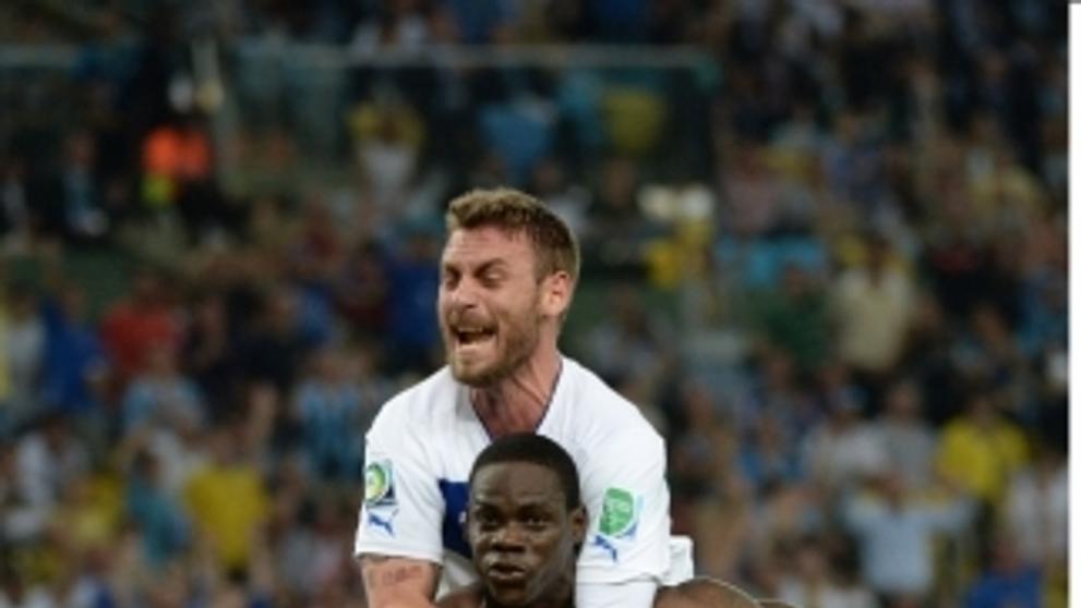 Balotelli slaví gól svlečením dresu - 5