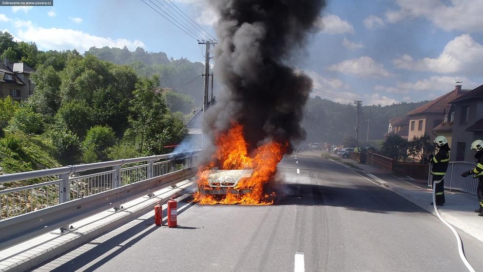 Hasiči likvidovali hořící auto v Kašavě