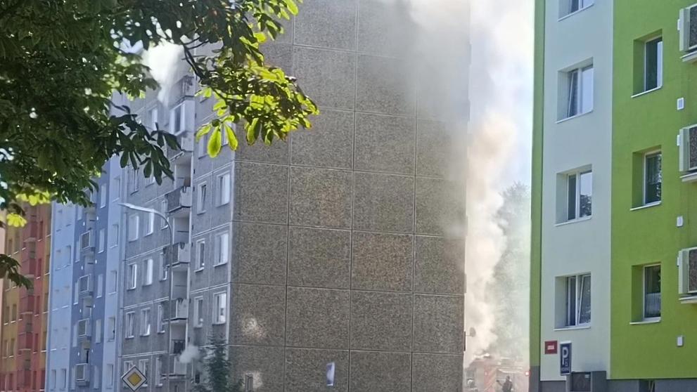 Požár panelového domu v Plzni (2)