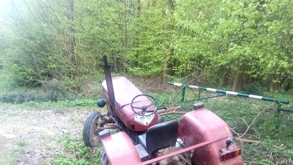 Traktorista spadl pod kola vlastního traktoru