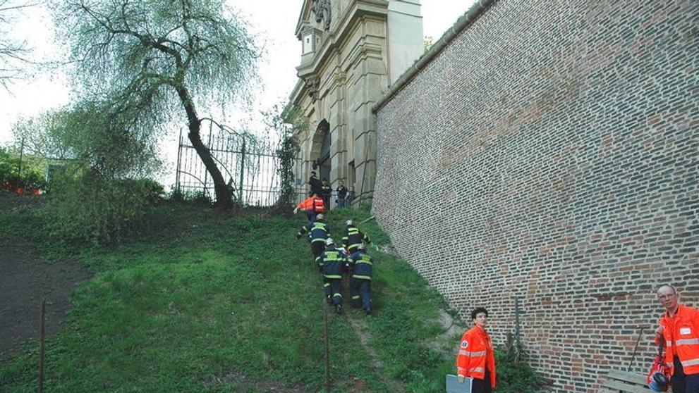 Záchranáři odnášejí zraněného mladíka