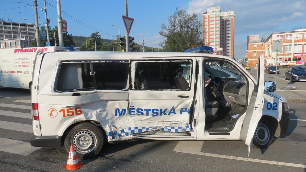Nehoda dodávky strážníků a osobního auta v centru Zlína - 3