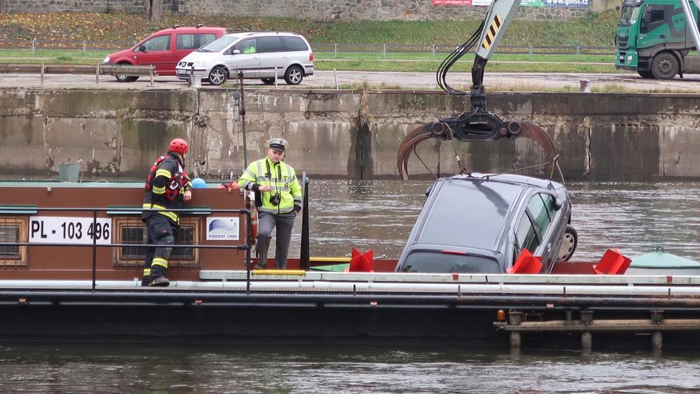 Auto v Děčíně prorazilo svodidla a skončilo v Labi - 1