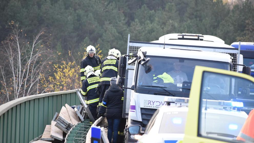 Srážka autobusu a náklaďáku u Nové Vsi - 9