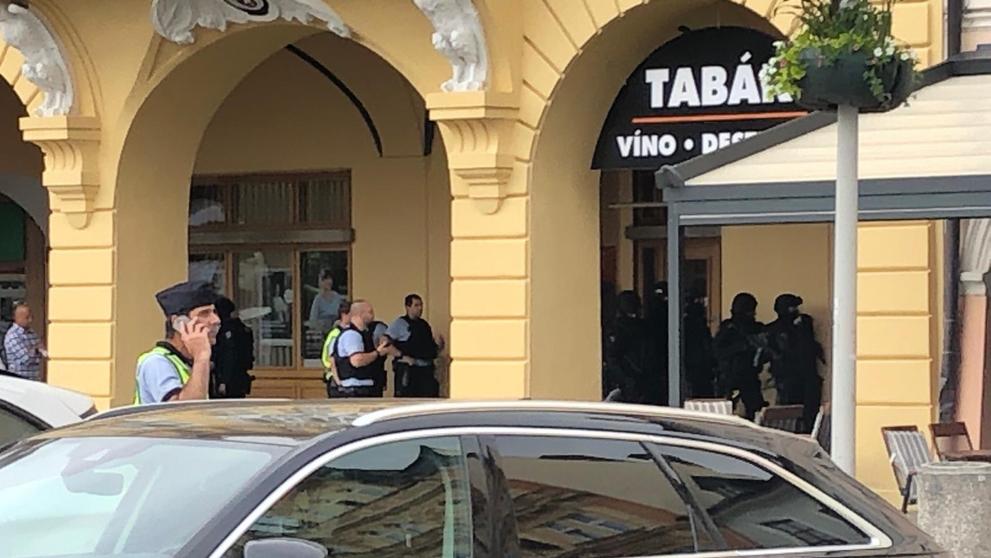 V Českých Budějovicích drží muž rukojmí, - 1