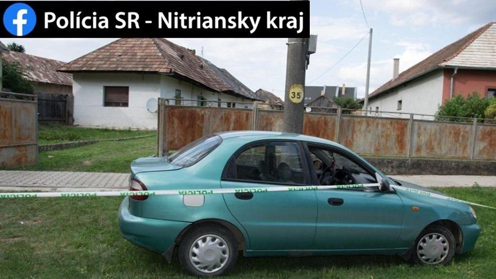 Muž narazil autem do venkovního záchodu, který spadl a usmrtil muže stojícího za ním - 1