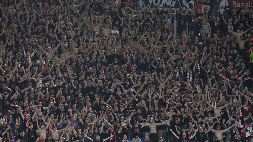 Fanoušci na stadionu během zápasu mezi pražskou Slavií a AS Řím