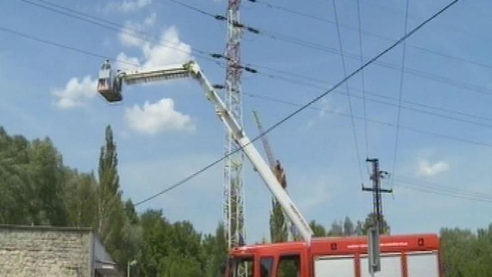 Dívka vylezla na sloup vysokého napětí - 2