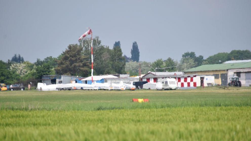 Na letišti u Mladé Boleslavi zemřel parašutista