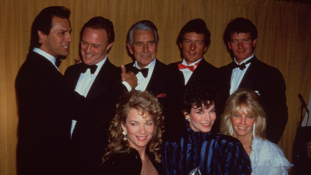 Herci Dynastie - zleva Michael Nader, Christopher Cazen, John Forsythe, Wayne Northrop, Gordon Thomson, Leann Hunleyová, Terri Garberová a Heather Locklearová, 1987