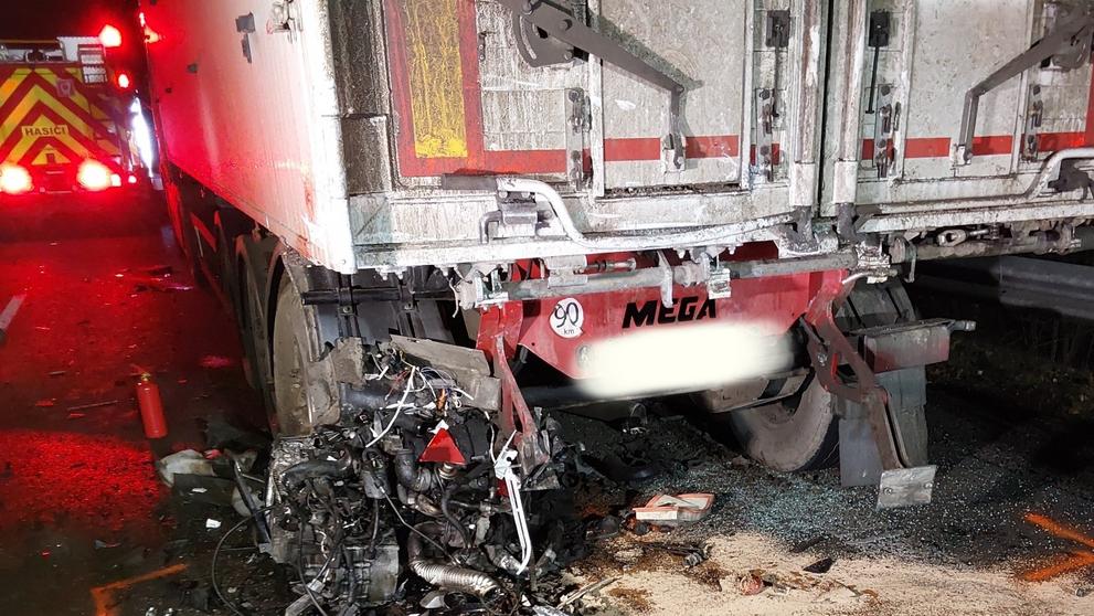Tragická nehoda kamionu a osobního auta na D46 u Brodku u Prostějova (2)