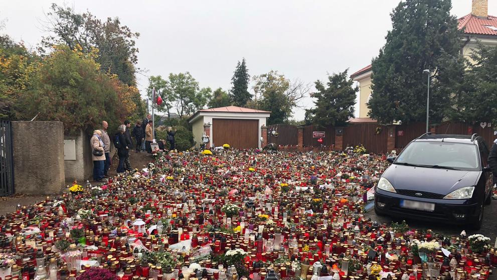 Lidé se na Bertramce loučí s Karlem Gottem - 3