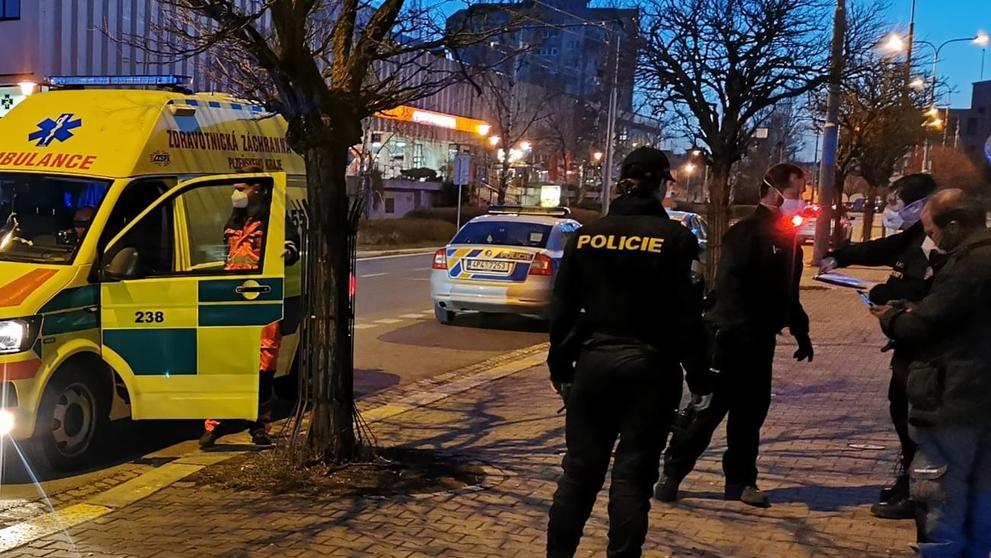 Muž s nožem v Plzni zaútočil na skupinu lidí - 11